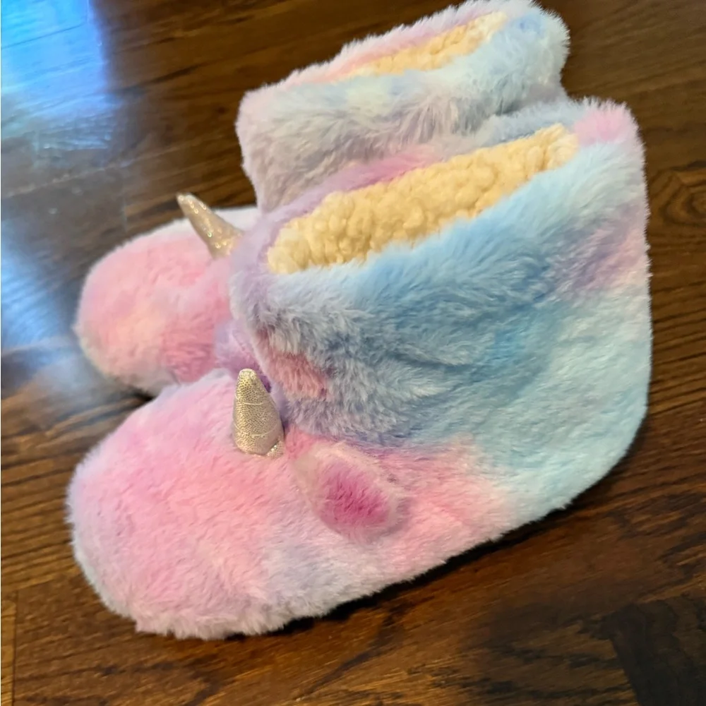 Girls unicorn slippers big kids size 3/4 worn once excellent condition
